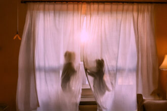 أعيش حيوات أبنائي