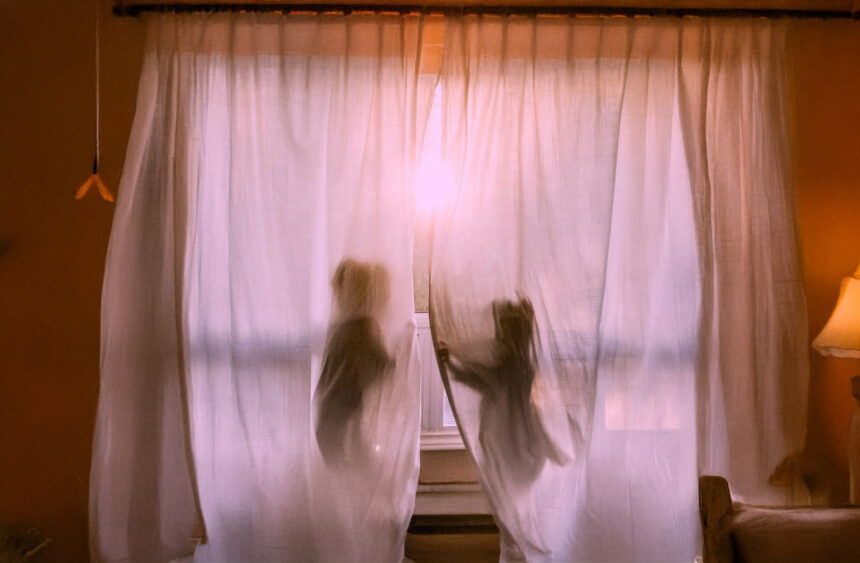 أعيش حيوات أبنائي